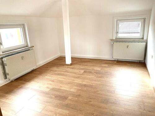 Foto - hübsche 3-Zimmer DG Tip-Topmit Kü mit Einbauküche, Bad (Wanne u. Dusche)