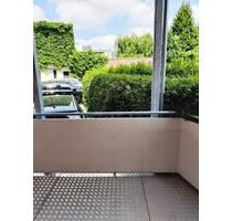 Bezaubernde 2 Zimmer Wohnung mit Balkon und neuem Laminat - Limbach-Oberfrohna