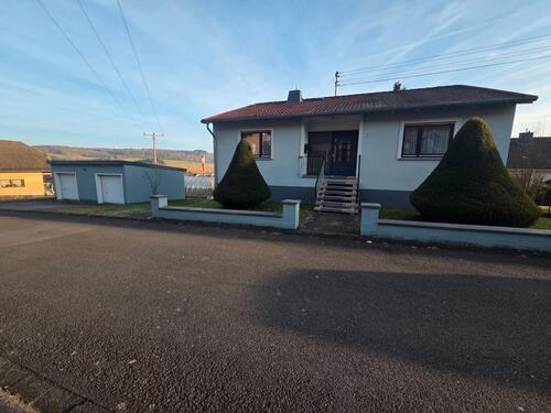 Foto - Einfamilienhaus mit Doppelgarage im Gepflegten Zustand