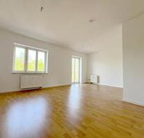 Familienwohnung mit großem Wohnbereich und Balkon - auch WG-geeignet! - Glauchau