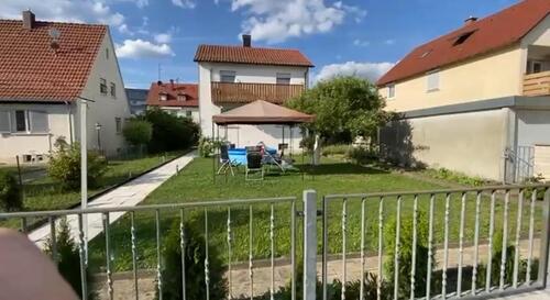 Foto - Alleinstehendes Haus mit Garten