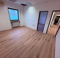 Vielseitige Gewerbeimmobilie, Praxis, Büro in Lenting, gute Lage