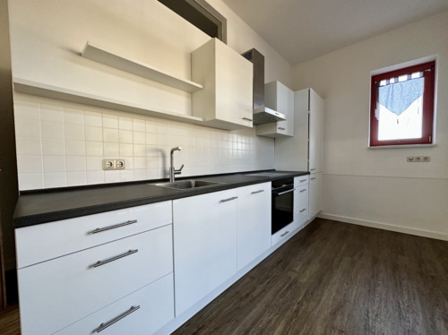 Foto - Lichtdurchflutete modernisierte 3-Raumwohnung mit Einbauküche, Balkon und Stellplatz