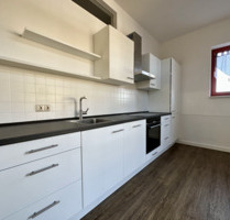 Lichtdurchflutete modernisierte 3-Raumwohnung mit Einbauküche, Balkon und Stellplatz - Grimma