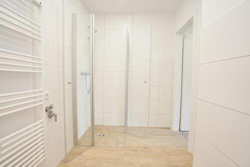 Foto - Schickes Wannenbad mit Dusche I Aufzug & Balkon