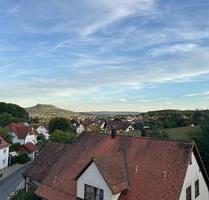Dachgeschosswohnung mit Galerie und Walberla-Blick in Weilersbach