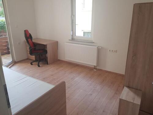 Foto - Hell möbliertes Zimmer mit Balkon in 3er Frauen-WG