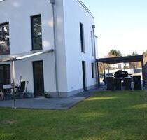 TOP.ENERGIEEFFIZIENTES WOHNEN – Moderne Doppelhaushälfte mit Terrasse, Garten & Carport in Bielefeld-Sennestadt