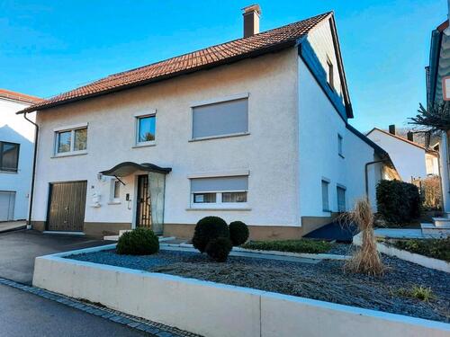 Foto - Einfamilienhaus mit Einliegerwohnung und Garten