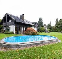 Ruhiges Architektenhaus mit Traumgarten und Pool + ELW (1.613 m²) - Fellheim