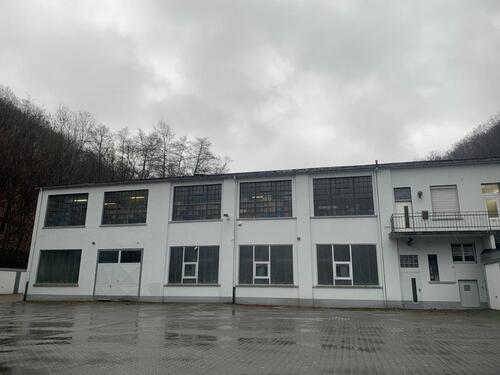 Foto - Gewerbehalle mit sanitären Anlagen sowie Bürofläche zu vermieten!