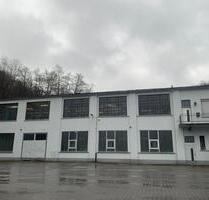 Gewerbehalle mit sanitären Anlagen sowie Bürofläche zu vermieten! - Schalksmühle