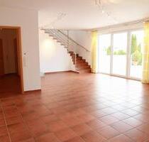 Maisonette-Wohnung o. Büros in Bürohaus Nidderau (Gewerbegebiet)