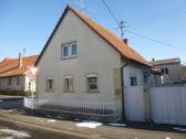 Foto - Kleines Haus mit Nebengebäude und Garten