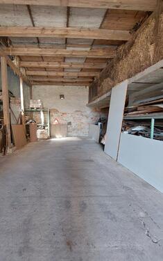 Foto - abgeschlossener Wohnmobil Stellplatz in einer Scheune