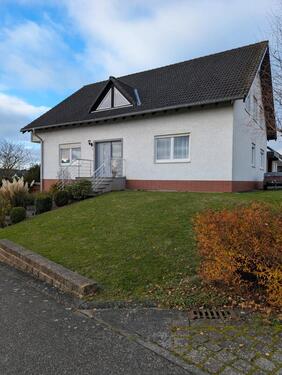 Foto - Großzügiges Einfamielenhaus mit Garage und Carport