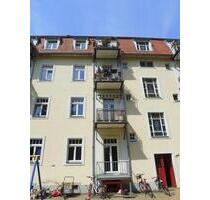 Wird noch frisch renoviert! Freundliche 3-Zimmer-Wohnung mit kleinem Balkon & neuem Laminatboden - Dresden Pieschen