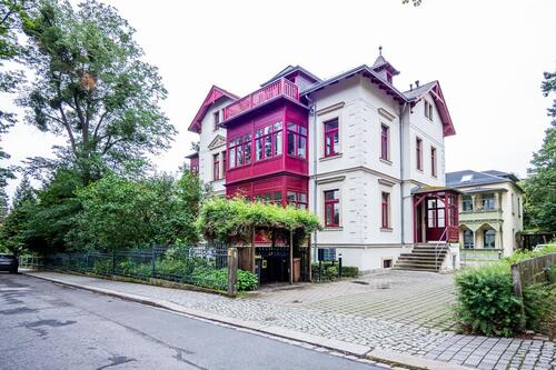 Foto - Teilmöblierte Altbauwohnung in malerischer Villa und bevorzugter Wohnlage.