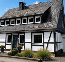 Wohnen mit Charakter: Vielseitiges Haus in Kirchhundem Oberhundem