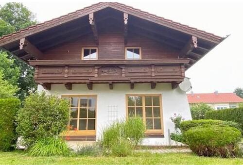 Foto - freistehendes Einfamilienhaus mit Blick auf die Berge wartet ...