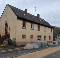 Zweifamilienhaus (freistehend) mit viel Garten - Schirnding