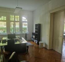 Schreibtischplätze im Berliner Altbau mit Gartenflair, flexibel und möbliert