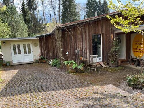 Foto - Haus mit großen Gartengrundstück am Bach