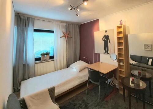 Foto - Möbliertes 10m² WG-Zimmer mit Balkon & Hochschul-Nähe
