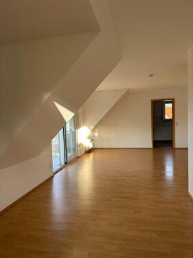 Foto - Großzügige 3-Zimmer-Wohnung im 2. Obergeschoss mit Balkon und Gar