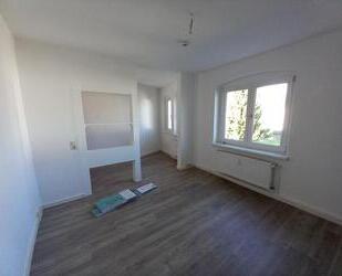 lichtdurchflutete, teilsanierte 2-Zimmer Wohnung im 1. OG der Altenburger Str. 115, Bezug ab sofort! - Gößnitz