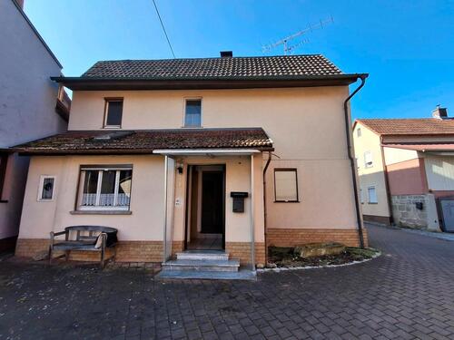 Foto - kleines Wohnhaus mit Scheune und Garage