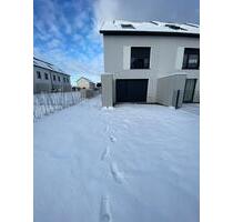 Erstbezug in ein modernes Reihenendhaus mit exklusiver Ausstattung, zwei Parkplätzen - Oranienburg