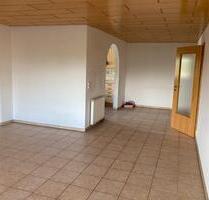 Helle 3-Zi.-Wohnung mit zwei Balkonen u. zwei Garagen in Adelberg