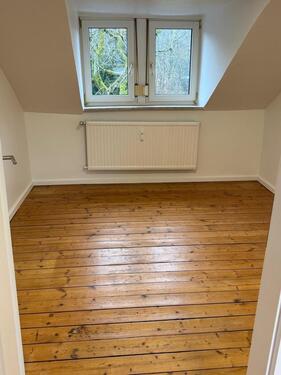 Foto - Gemütliche 2-ZKB Dachgeschosswohnung mit Einbauküche – 35 m² – Su