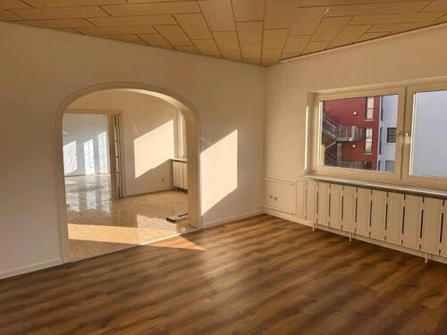 Foto - Frisch renovierte 5-Zimmer-Wohnung in zentraler Lage