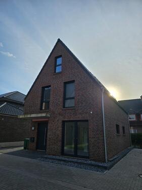 Foto - Neubau-Einfamilienhaus in Oldenburg Ofenerdiek – Erstbezug, Wärmepumpe & PV-Anlage modern & bezugsfertig!