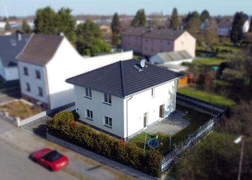 Foto - Modern. Großzügig. Bezugsfrei. 5-Zimmer Einfamilienhaus mit Einbauküche, Garten & Doppelgarage