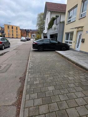 Foto - Vermiete fest zugewiesenen Stellplatz im Zentrum