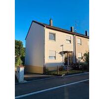 Hauptwohnung im Reiheneckhaus mit 2 Balkonen, Garten & Garage - Wangen