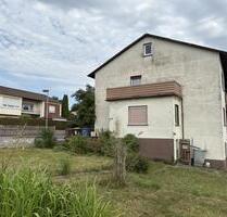 Großes Zweifamilienhaus mit Garten in Alten-Buseck