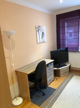 Foto - Möbiliertes Zummer an Wochenendheimfahrer in Hanau Großauheim