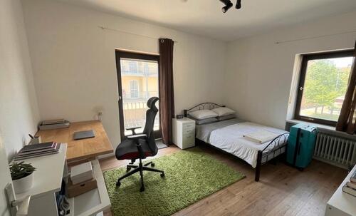 Foto - Voll möbliertes WG Zimmer mit Balkon ab 16.05, Nähe Bahnhof