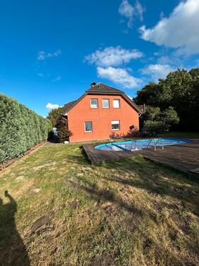 Foto - Großzügige DHH mit Pool, Garage und Gartenidylle -Provisionsfrei