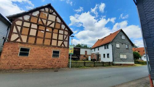 Foto - Wohnhaus mit landwirtschaftlichen Nebengebäuden in Battenberg