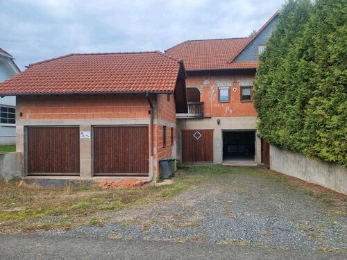 Foto - Zweifamilienhaus mit Garagen - 295.000,00 EUR Kaufpreis,