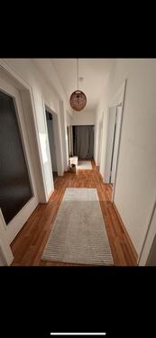 Foto - 1 schönes, großes unmöbliertes Zimmer mit Balkon in 3-Raumwohnung