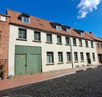 Wohnen auf zwei Ebenen | 3,5 Zimmer | Fachwerk-Charme | Dusche und Wanne | Carportstellplatz mgl. - Wismar Altstadt