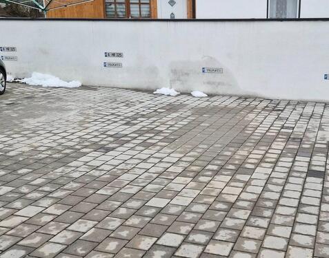 Foto - PKW-Aussenstellplatz an Wohnanlage