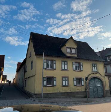 Foto - Bauernhaus mit Ökonomiegebäuden