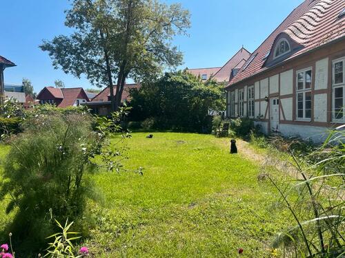 Foto - Grundsanierte Dachgeschosswohnung mit Garten und Stellplatz